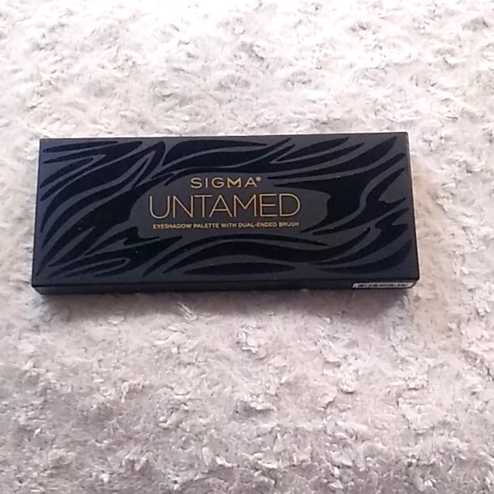 Sigma Eyeshadow palette with dual-ended brush